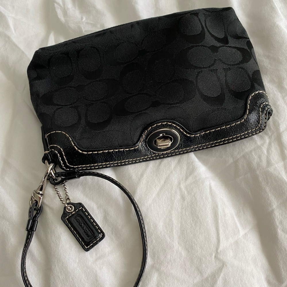 • c o a c h // wristlet •
